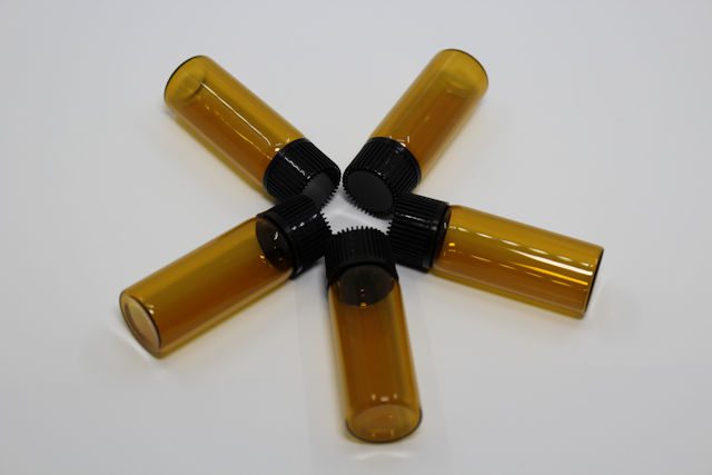Glasfläschli braun 5ml mit Deckel schwarz 5 Stück