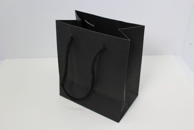 Karton Täschli schwarz Stoffbändeli 13x15cm /5 Stück